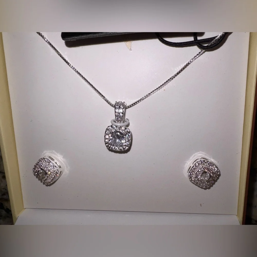 London Fog Crystal Necklace & Stud Earrings Jewelry Set Gift Box - Picture 2 of 5
